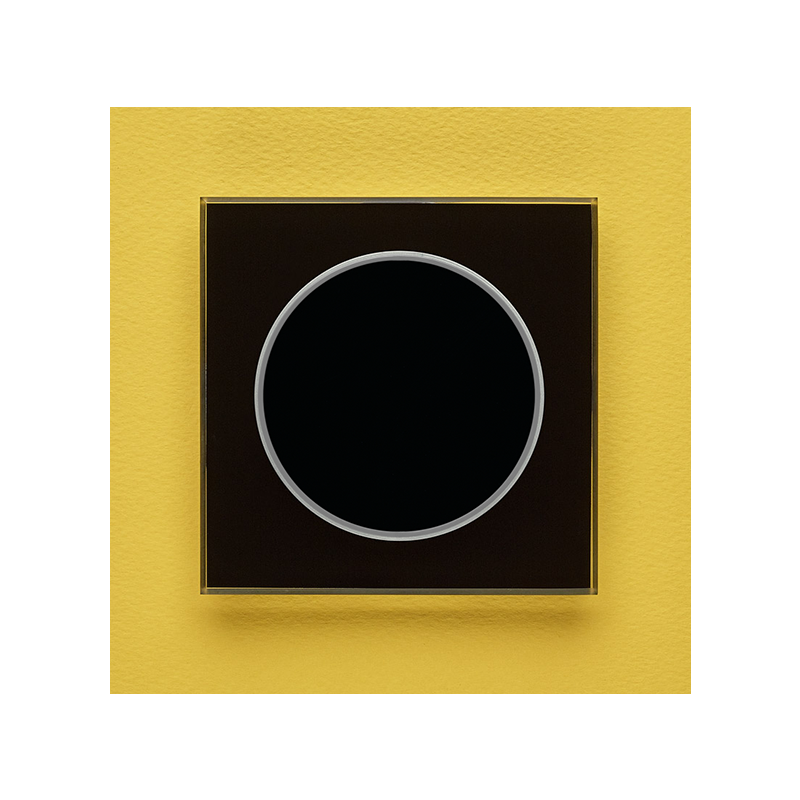Одноканальный клавишный радиопульт DeLUMO Takto 9005 классический черный на желтой стене