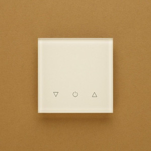 Одноканальный трехклавишный сенсорный радиопульт DeLUMO Senso 1013 белый жемчуг на бежевом фоне