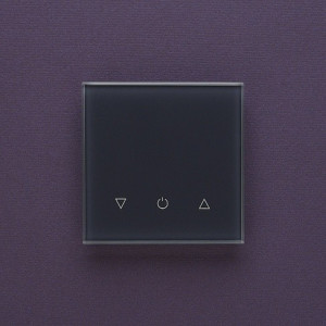 Одноканальный трехклавишный сенсорный радиопульт DeLUMO Senso 7016 антрацит на темной стене