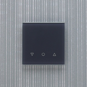 Одноканальный трехклавишный сенсорный радиопульт DeLUMO Senso 7016 антрацит на светлой стене