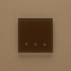 Одноканальный трехклавишный сенсорный радиопульт DeLUMO Senso 8017 темный коричневый на темной стене