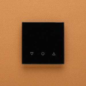 Одноканальный трехклавишный сенсорный радиопульт DeLUMO Senso 9005 классический черный на оранжевой стене