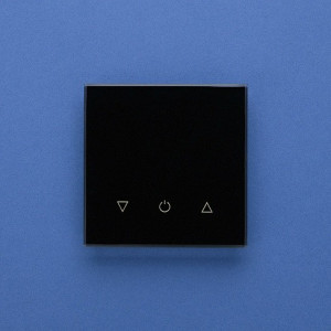 Одноканальный трехклавишный сенсорный радиопульт DeLUMO Senso 9005 классический черный на синей стене