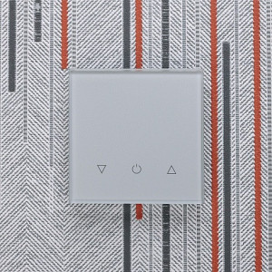 Одноканальный трехклавишный сенсорный радиопульт DeLUMO Senso 9006 серый металлик на серой стене