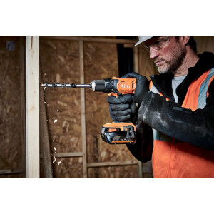 Дрель-шуруповерт AEG Powertools BS18G4-202C 4935478630 в работе