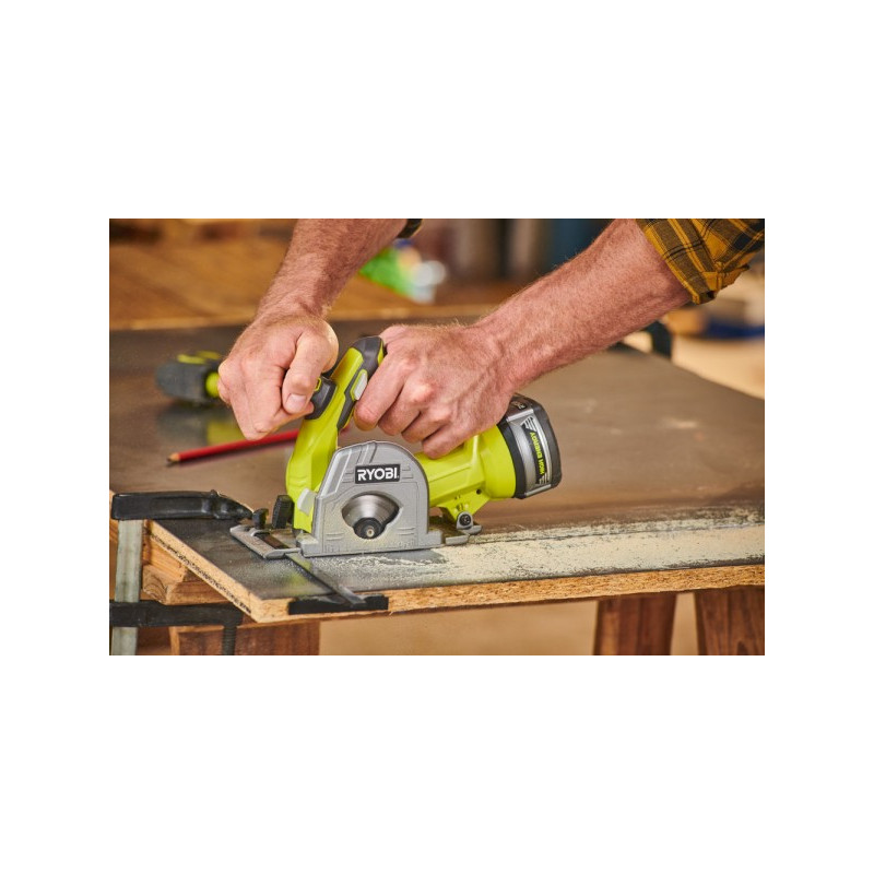 Циркулярная пила Ryobi R18MMS-0 (без АКБ) в рабте