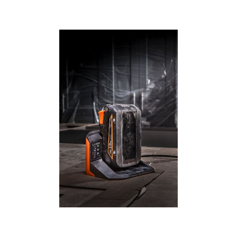 Зарядное устройство AEG Powertools BL18S 18 В в работе