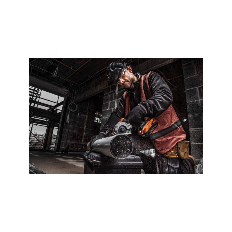 Циркулярная пила AEG Powertools BMMS 18SBL-0 (без АКБ) в работе