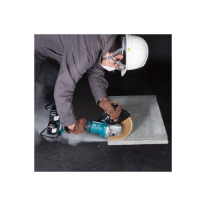 Угловая шлифмашина Makita DGA 900 Z (без АКБ) в работе