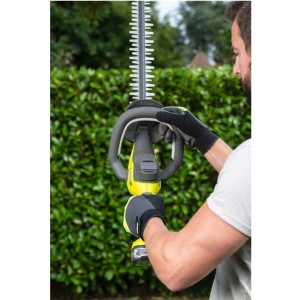Кусторез Ryobi RY18HT55A-0 (без АКБ) в работе