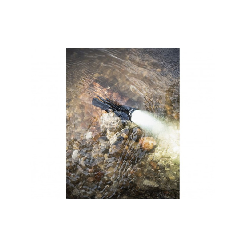 Фонарь Armytek Dobermann Pro белый - под водой
