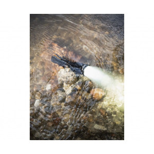 Фонарь Armytek Dobermann Pro белый - под водой