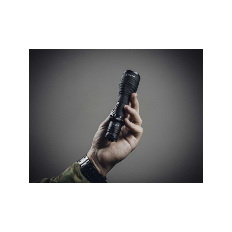 Фонарь Armytek Viking Pro теплый - вид в руке