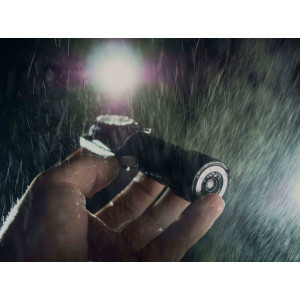 Фонарь Armytek Wizard C2 Pro Max теплый свет - работа под дождем