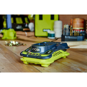 Зарядное устройство Ryobi RC18150 18 В вид сбоку
