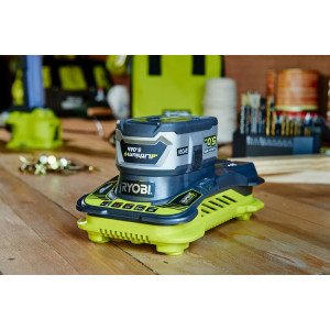 Зарядное устройство Ryobi RC18150 18 В в рабочем положении