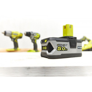 Вид спереди аккумулятора Ryobi RB18L50 Li-Ion 18 В 5.0 А·ч