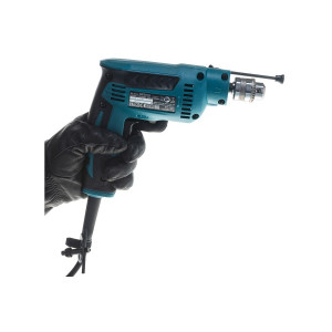 Дрель Makita DP2010 - в руке