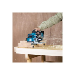 Электрорубанок Makita DKP181 ZU (без АКБ) в процессе работы