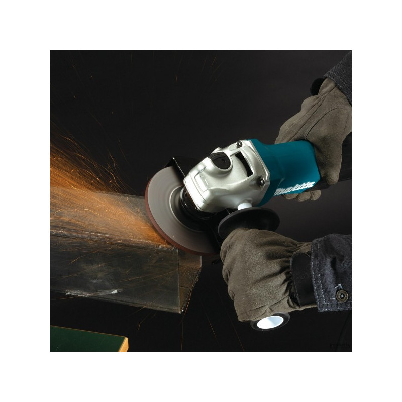 Угловая шлифмашина Makita GA 4550 R в процессе работы