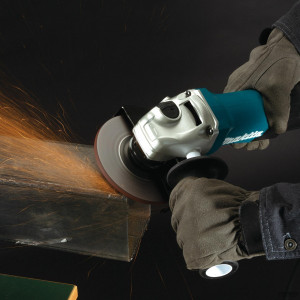 Угловая шлифмашина Makita GA 4550 R в процессе работы