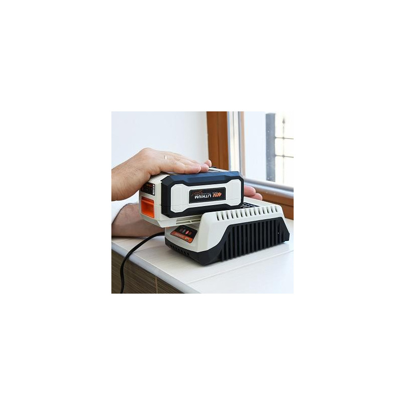 Вставка аккумулятора в зарядное устройство  Daewoo Power DACH 2040Li