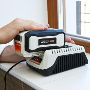 Вставка аккумулятора в зарядное устройство  Daewoo Power DACH 2040Li