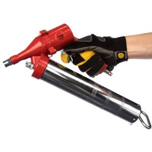 Пневмопистолет для герметика Fubag 110118 в руке