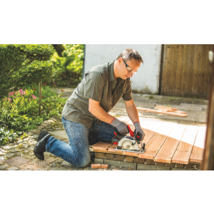 Циркулярная пила Einhell TE-CS 18/165-1 Li-Solo (без АКБ) в работе