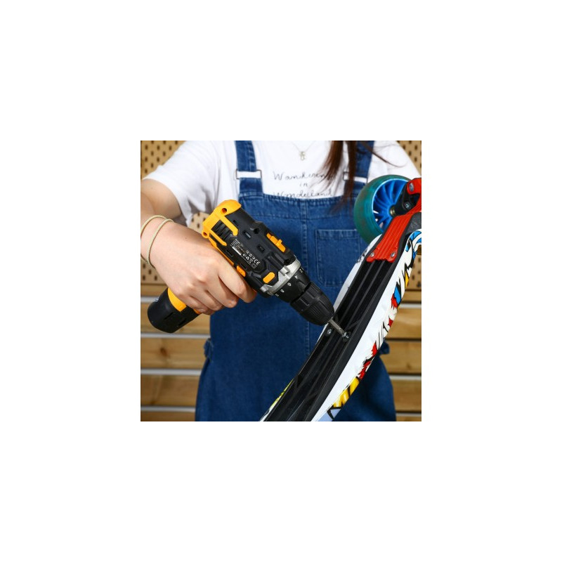 Дрель-шуруповерт Deko Banger Set 3 063-4130 в работе