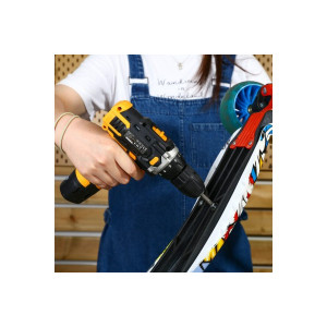 Дрель-шуруповерт Deko Banger Set 3 063-4130 в работе