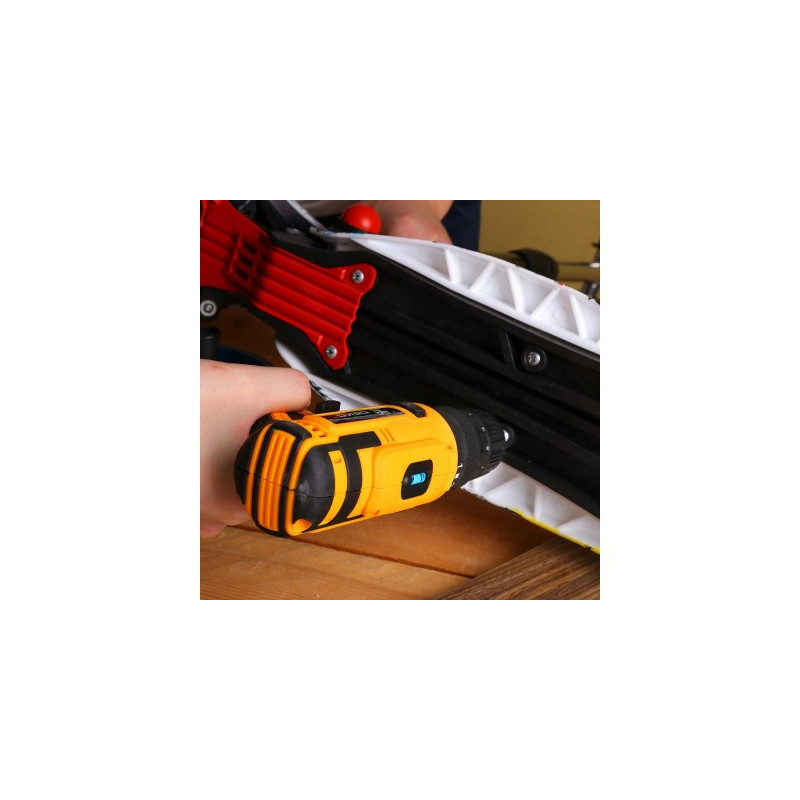 Дрель-шуруповерт Deko Banger Set 93 063-4168 в работе