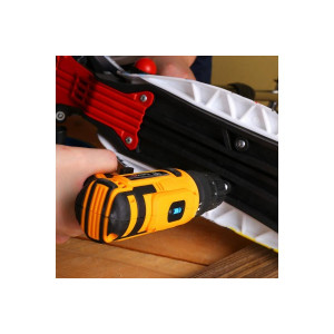 Дрель-шуруповерт Deko Banger Set 93 063-4168 в работе