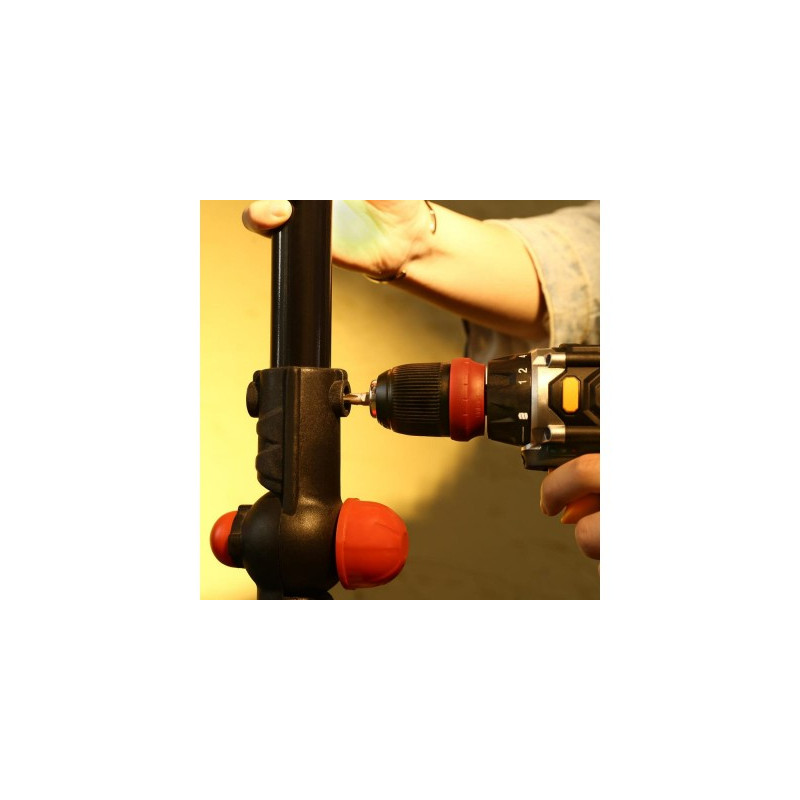 Дрель-шуруповерт Deko DKCD20FU-Li Set 1 063-4176 в работе