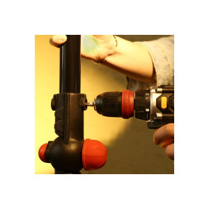 Дрель-шуруповерт Deko DKCD20FU-Li Set 1 063-4176 в работе