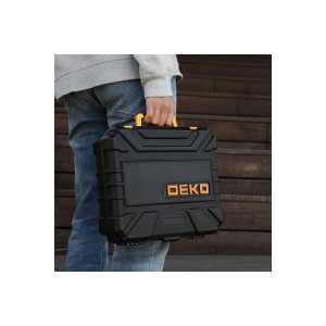 Дрель-шуруповерт Deko DKCD20FU-Li Set 195 063-4135 кейс в руке