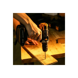 Дрель-шуруповерт Deko DKCD20FU-Li Set 63 063-4175 в работе