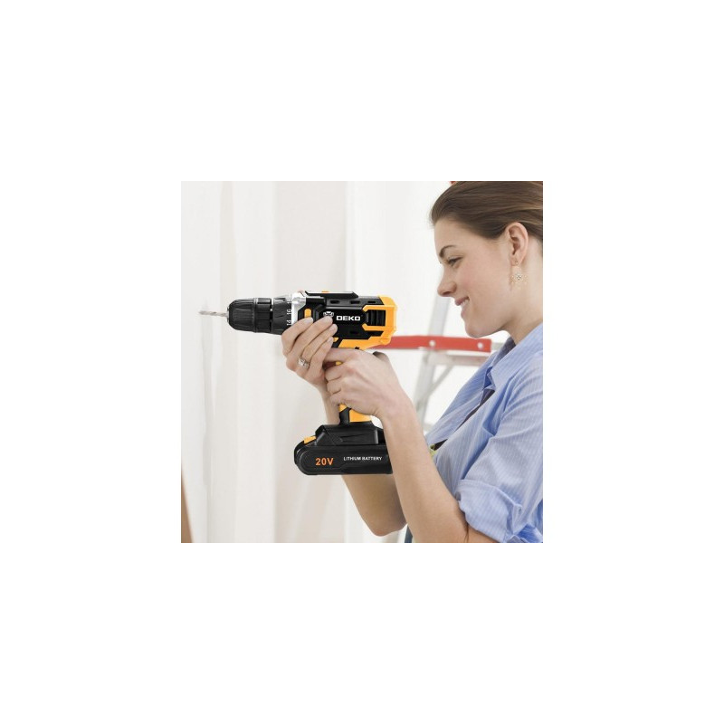 Дрель-шуруповерт Deko DKCD20FU-Li Set 63-2 063-4093 в работе