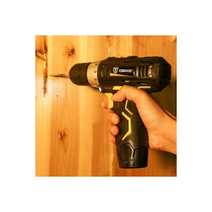 Дрель-шуруповерт Deko GCD12DU3 063-4096 в работе