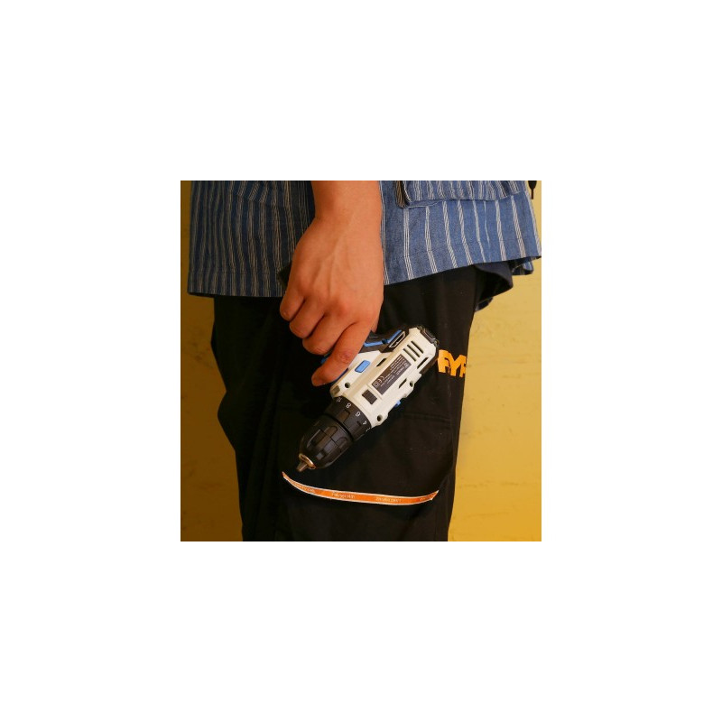 Дрель-шуруповерт Deko GCD12DU3 Snow white Set 1 063-4170 в руке