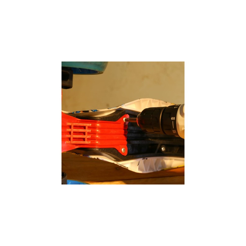 Дрель-шуруповерт Deko GCD12DU3 Snow white Set 1 063-4170 в работе