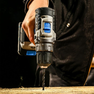 Дрель-шуруповерт Deko Sharker 063-4037 в работе