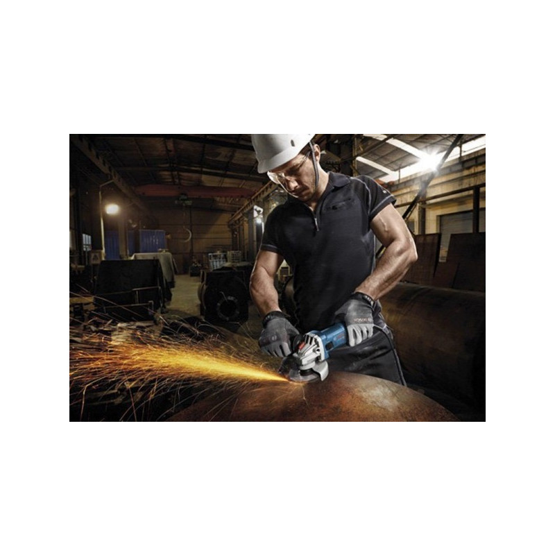 Угловая шлифмашина Bosch GWS 750 S 0.601.394.121 в процессе выполнения работ