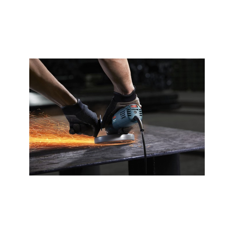 Угловая шлифмашина Bosch GWS 9-125 S 0.601.396.102 в процессе выполнения работы