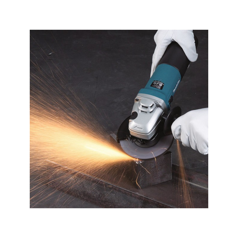 Угловая шлифмашина Makita 9565 CVR в процессе выполнения работ