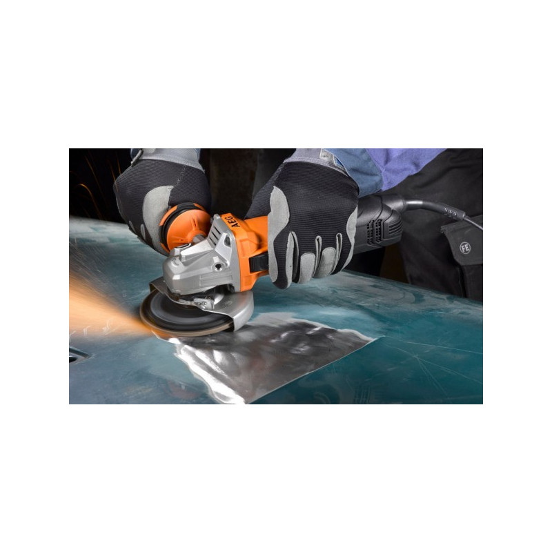 Угловая шлифмашина AEG Powertools WS 13-125 XE 4935451410 в работе