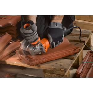 Угловая шлифмашина AEG Powertools WS 13-125 XE 4935451410 режет металл