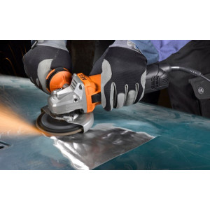 Угловая шлифмашина AEG Powertools WS 13-125 XE 4935451410 в работе