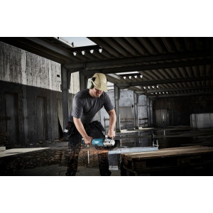 Угловая шлифмашина Makita GA 9020 SFK в прецессе выполнения работ