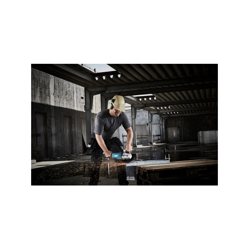 Угловая шлифмашина Makita GA 9020 SF в процессе выполнения работ